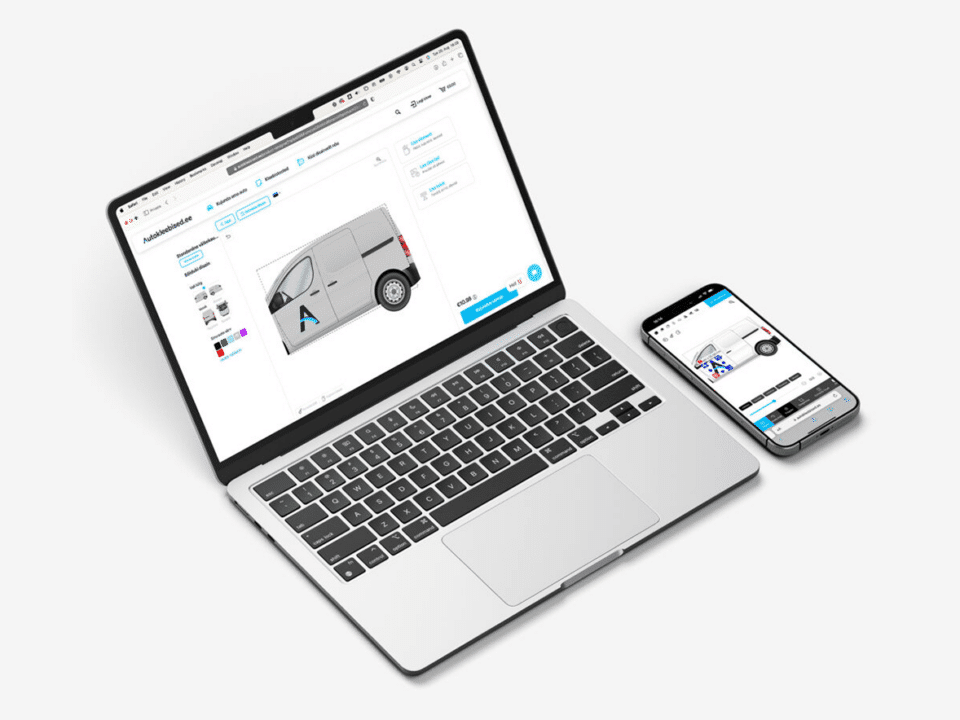 ülearvuti ja nutitelefon, mille ekraanil on avatud autokleebiste disainimise veebitööriist, kus kasutaja kujundab kleebiseid hallile kaubikule.