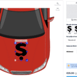 Kujundustööriista ekraanipilt, kus on näha auto pealtvaade ja sellele paigutatud suur must tähte kujutav kleebis. Kujundustööriist võimaldab valida erinevaid värviseadeid, määrata kleebise mõõtmed ja lisada disainielemente.