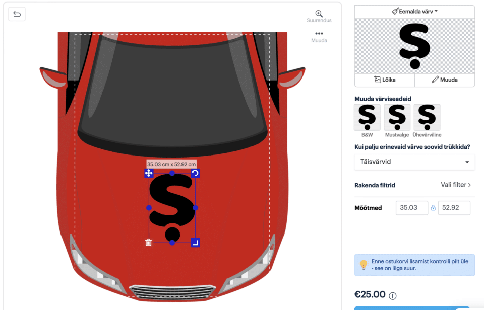 Kujundustööriista ekraanipilt, kus on näha auto pealtvaade ja sellele paigutatud suur must tähte kujutav kleebis. Kujundustööriist võimaldab valida erinevaid värviseadeid, määrata kleebise mõõtmed ja lisada disainielemente.